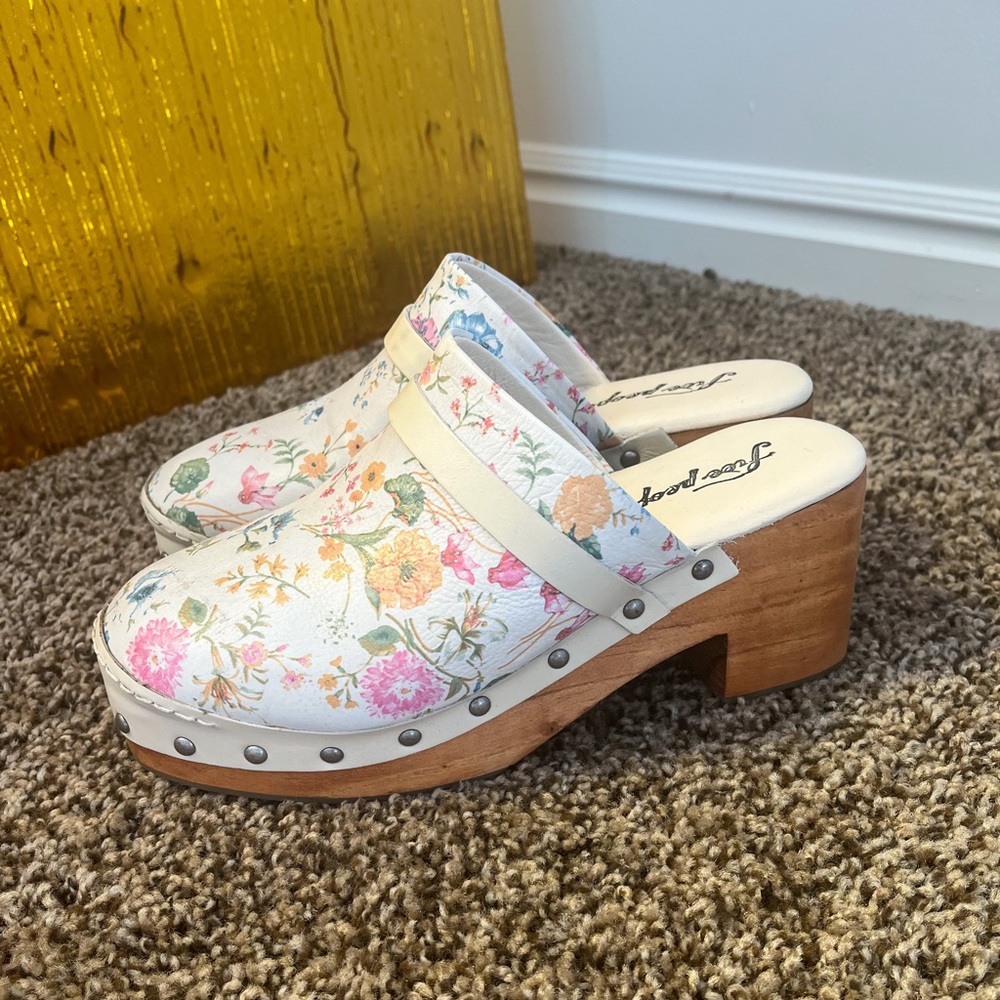 Floral clogs